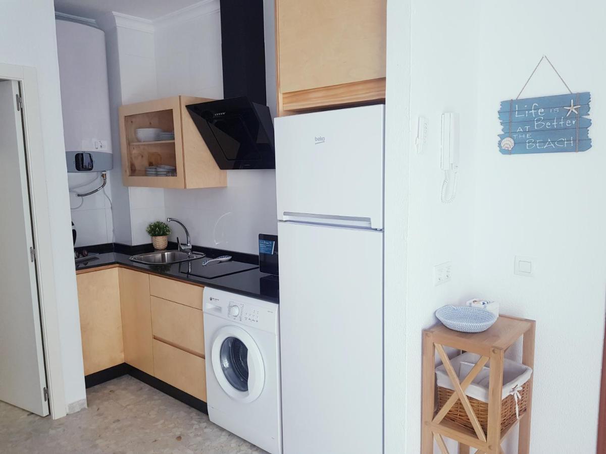 Apartamento nuevo y céntrico con Aire Acondicionado y Wifi -Solo familias o parejas- Conil De La Frontera Esterno foto