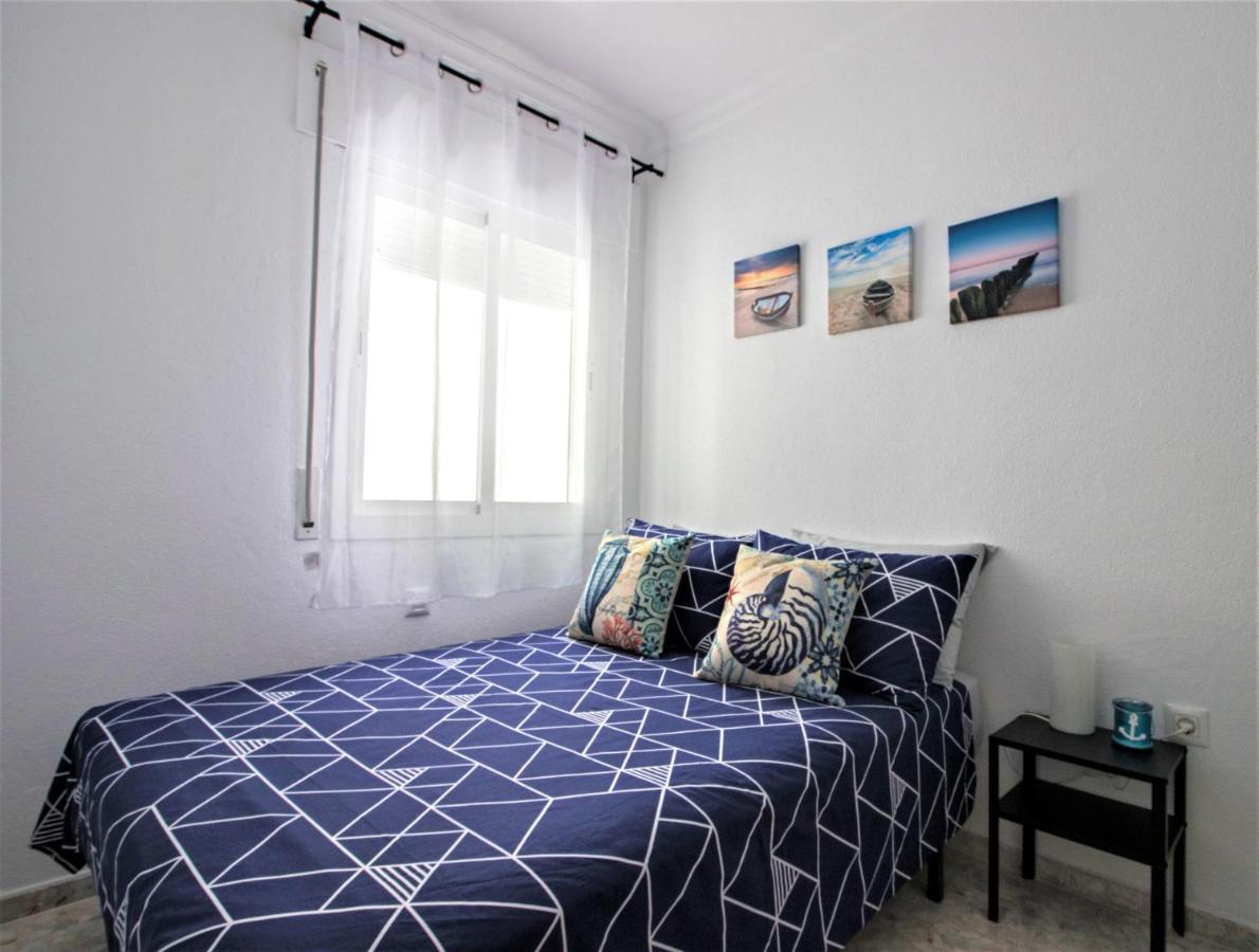 Apartamento nuevo y céntrico con Aire Acondicionado y Wifi -Solo familias o parejas- Conil De La Frontera Esterno foto
