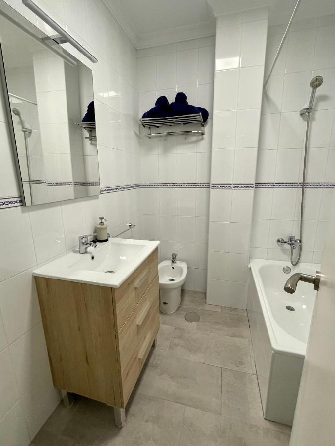 Apartamento nuevo y céntrico con Aire Acondicionado y Wifi -Solo familias o parejas- Conil De La Frontera Esterno foto