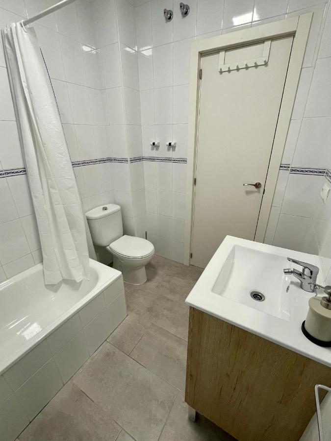 Apartamento nuevo y céntrico con Aire Acondicionado y Wifi -Solo familias o parejas- Conil De La Frontera Esterno foto