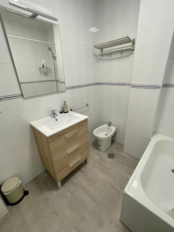 Apartamento nuevo y céntrico con Aire Acondicionado y Wifi -Solo familias o parejas- Conil De La Frontera Esterno foto