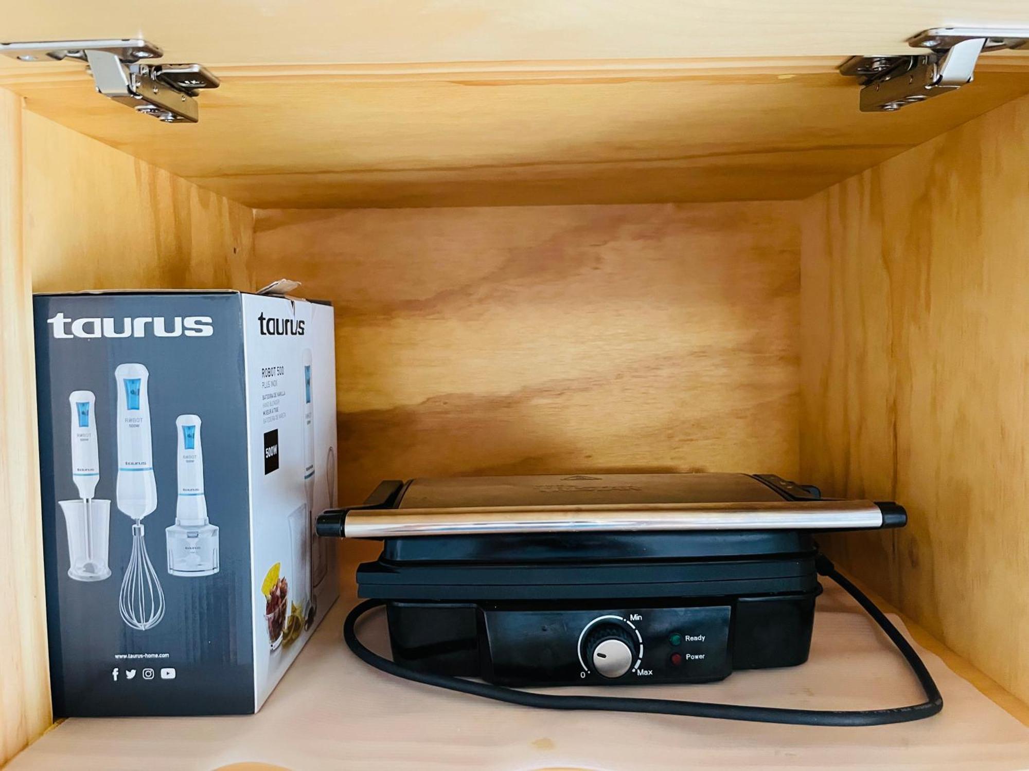 Apartamento nuevo y céntrico con Aire Acondicionado y Wifi -Solo familias o parejas- Conil De La Frontera Esterno foto