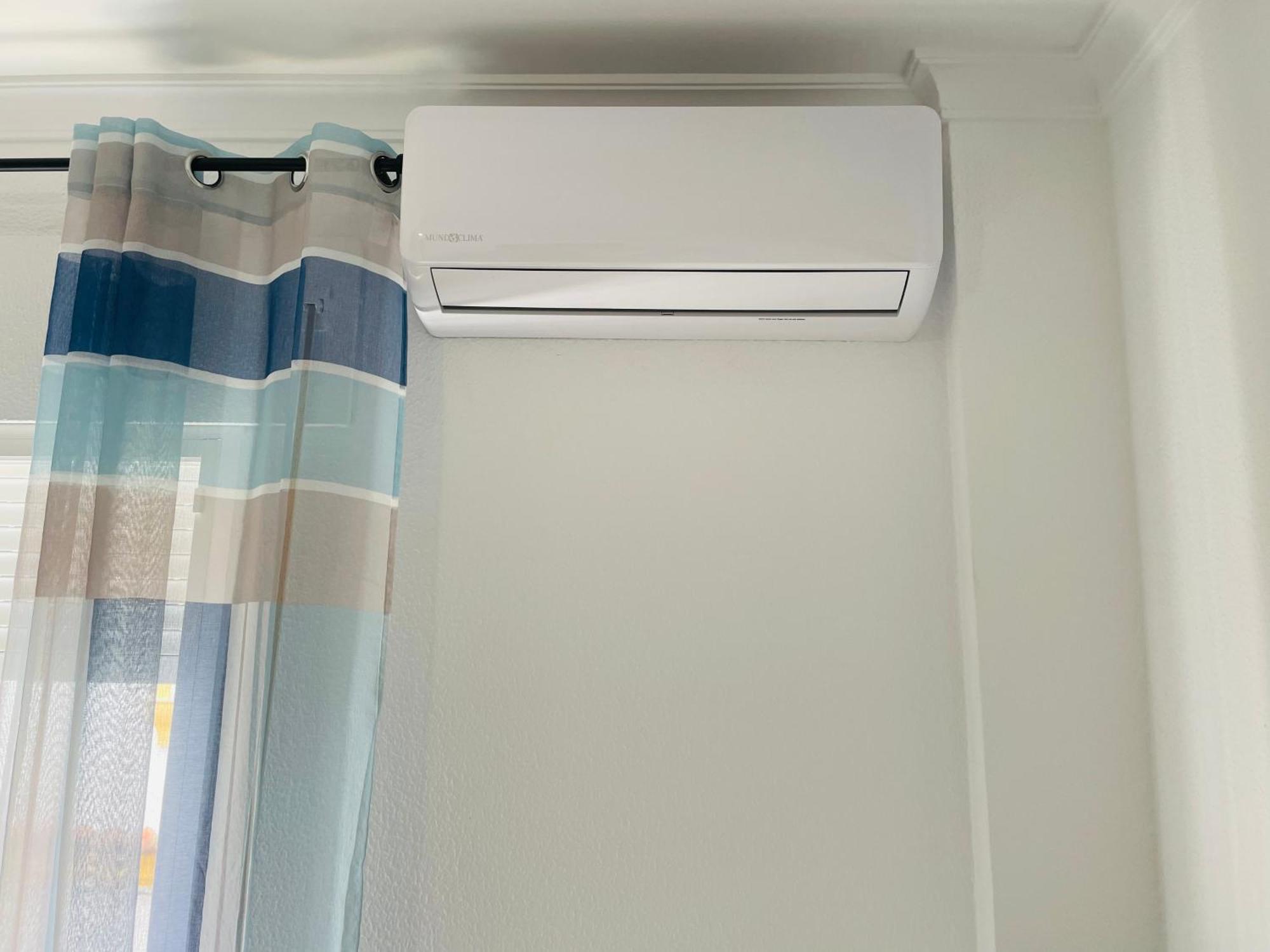 Apartamento nuevo y céntrico con Aire Acondicionado y Wifi -Solo familias o parejas- Conil De La Frontera Esterno foto