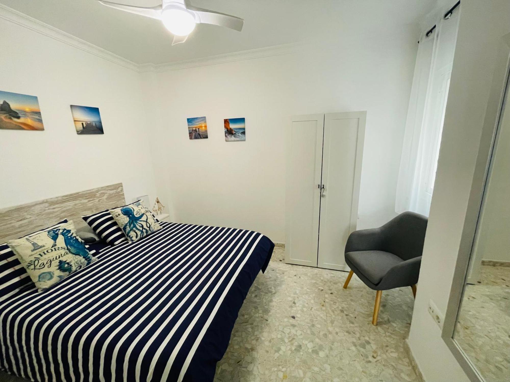 Apartamento nuevo y céntrico con Aire Acondicionado y Wifi -Solo familias o parejas- Conil De La Frontera Esterno foto
