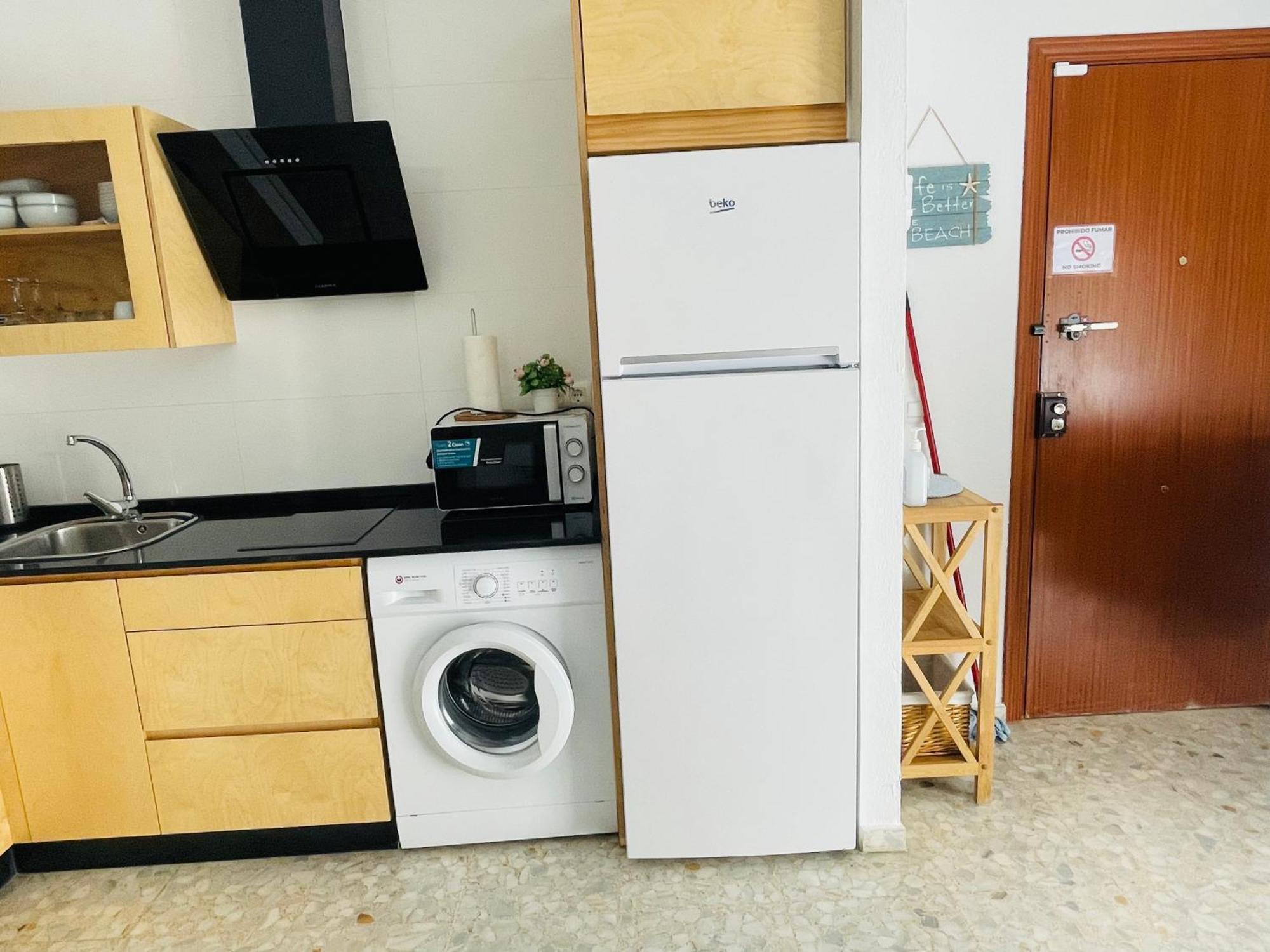 Apartamento nuevo y céntrico con Aire Acondicionado y Wifi -Solo familias o parejas- Conil De La Frontera Esterno foto