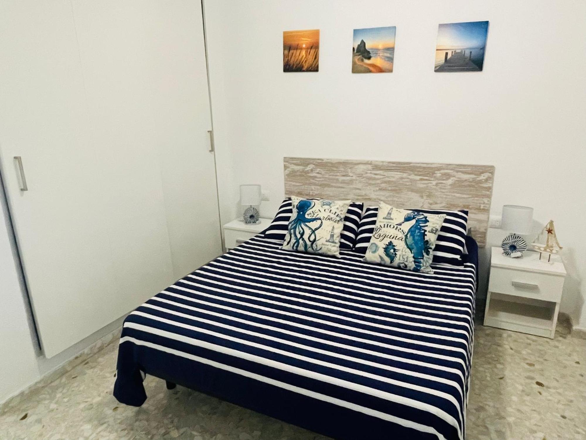Apartamento nuevo y céntrico con Aire Acondicionado y Wifi -Solo familias o parejas- Conil De La Frontera Esterno foto