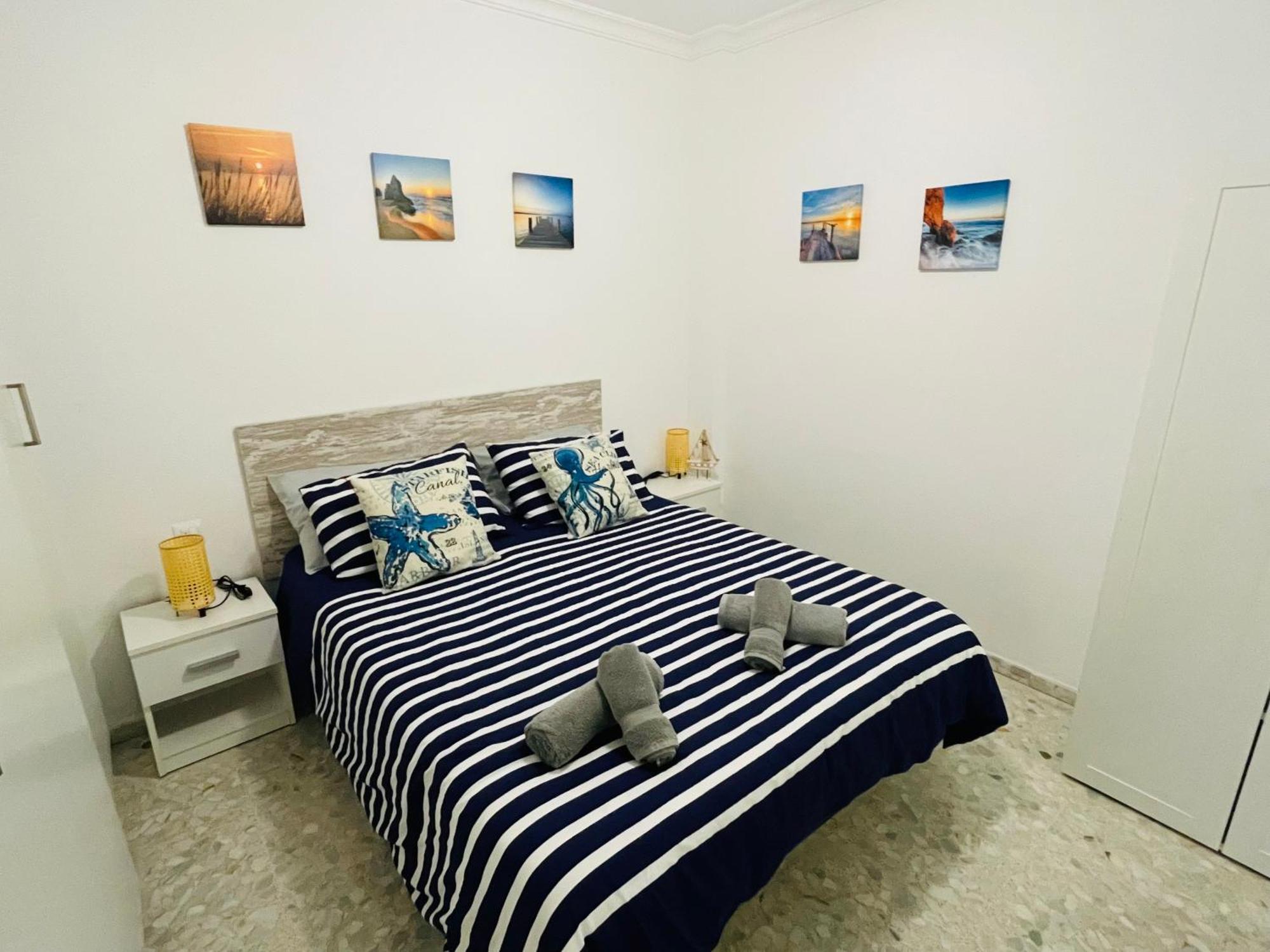 Apartamento nuevo y céntrico con Aire Acondicionado y Wifi -Solo familias o parejas- Conil De La Frontera Esterno foto
