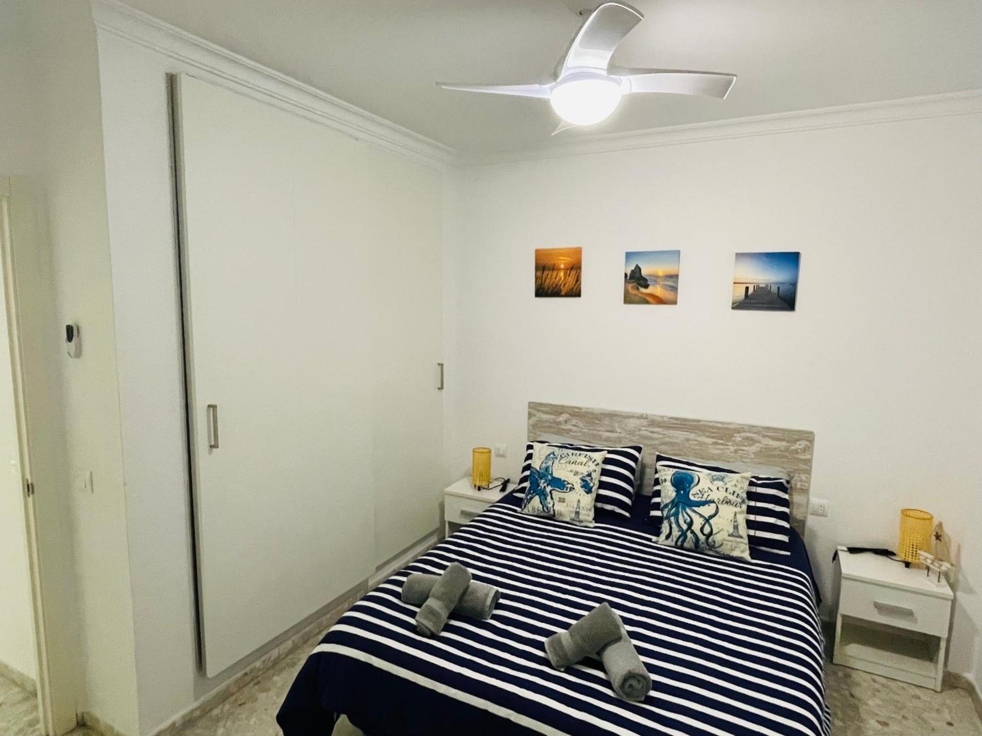 Apartamento nuevo y céntrico con Aire Acondicionado y Wifi -Solo familias o parejas- Conil De La Frontera Esterno foto