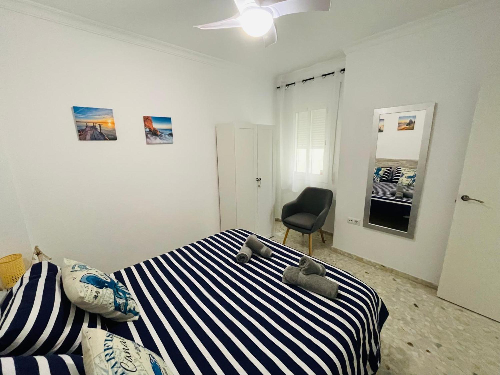 Apartamento nuevo y céntrico con Aire Acondicionado y Wifi -Solo familias o parejas- Conil De La Frontera Esterno foto